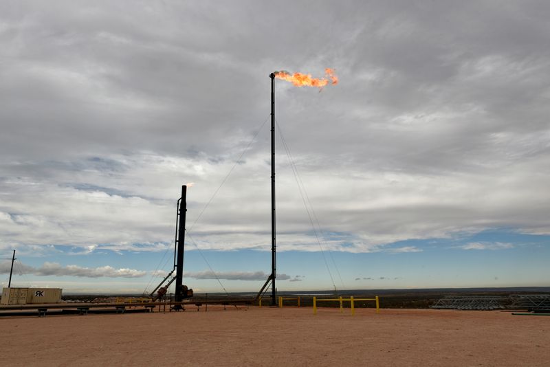 &copy; Reuters. FILE PHOTO: Natural gas flares off at a production facility owned by Exxon near Carlsbad
