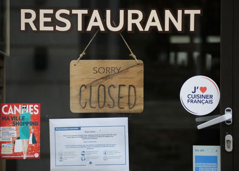 &copy; Reuters. FILE PHOTO: A closed restaurant in Cannes amid the coronavirus disease outbreak