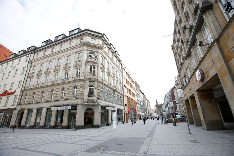 &copy; Reuters. FILE PHOTO: Closed shop due to the COVID-19 pandemic in Munich