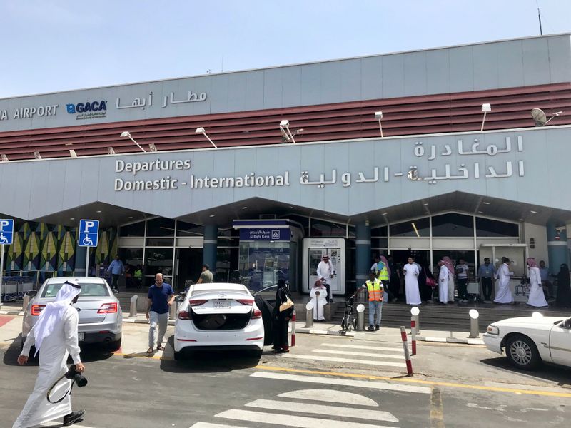 © Reuters. التحالف: تناثر شظايا في محيط مطار أبها السعودي بعد اعتراض طائرة مسيرة