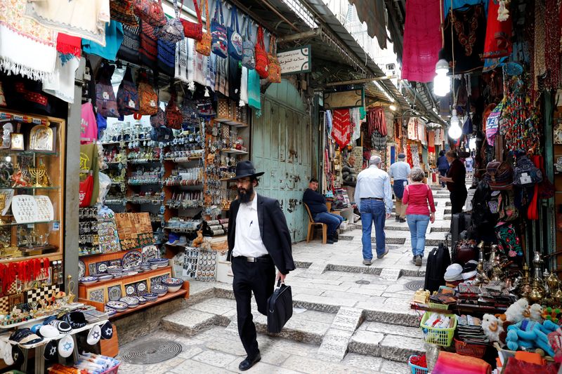 &copy; Reuters. People walk around an alley in Jerusalem&apos;s Old City