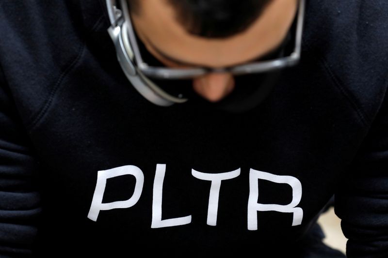 © Reuters. FILE PHOTO: A person wears a Palantir Technologies (PLTR) sweater outside the New York Stock Exchange (NYSE) on the day of their initial public offering (IPO) in Manhattan, New York City