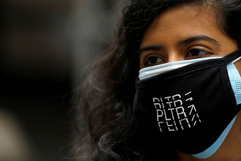 &copy; Reuters. FILE PHOTO: A person wears a Palantir Technologies (PLTR) face mask  at the New York Stock Exchange (NYSE) on the day of the company&apos;s initial public offering (IPO) in Manhattan, New York City