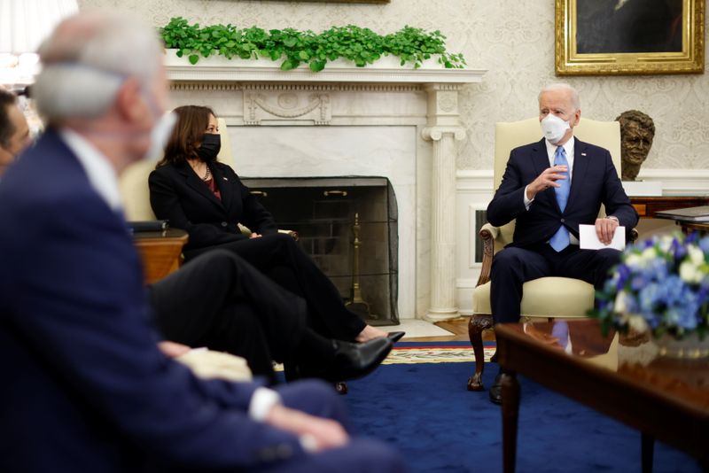 &copy; Reuters. El presidente estadounidense Joe Biden y la vicepresidenta Kamala Harris se reúnen con un grupo de gobernadores y alcaldes en la Casa Blanca para discutir la respuesta al coronavirus en la Oficina Oval de Washington