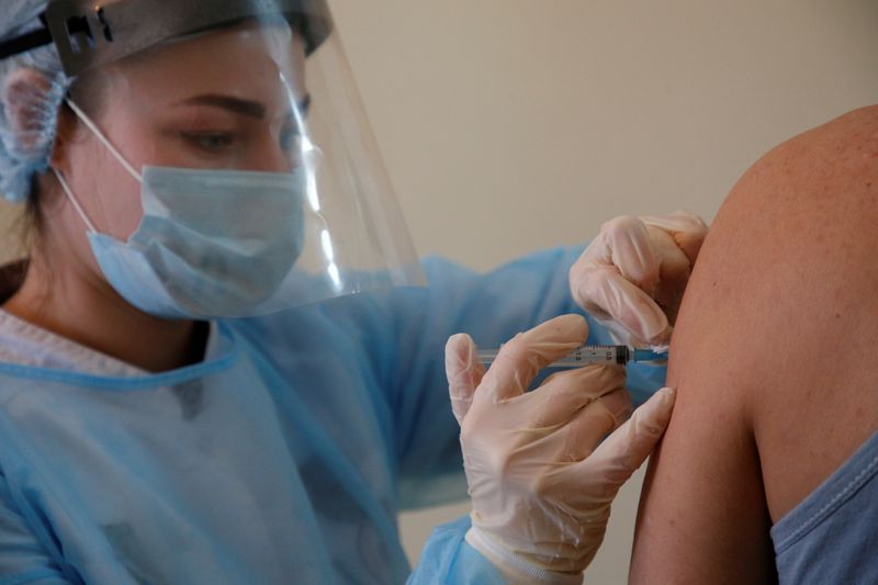 &copy; Reuters. A person receives an injection with Sputnik V (Gam-COVID-Vac) vaccine against the coronavirus disease (COVID-19) in Donskoye