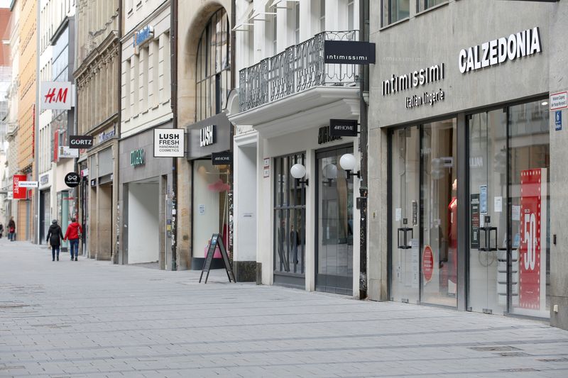 &copy; Reuters. FILE PHOTO: Closed shop due to the COVID-19 pandemic in Munich