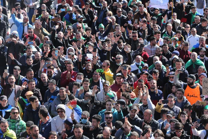 © Reuters. مئات الجزائريين ينظمون احتجاجا أملا في إشعال الانتفاضة الشعبية من جديد