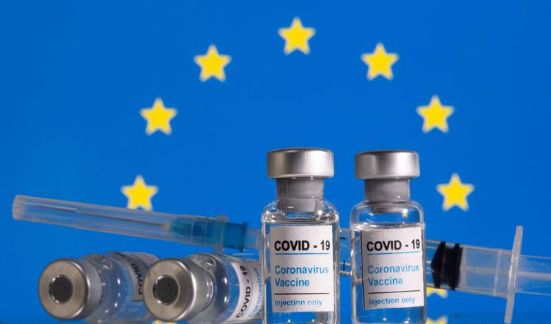 &copy; Reuters. Fiale con la scritta &quot;Covid-19, Vaccino coronavirus&quot; e una siringa davanti alla bandiera dell&apos;Unione europea