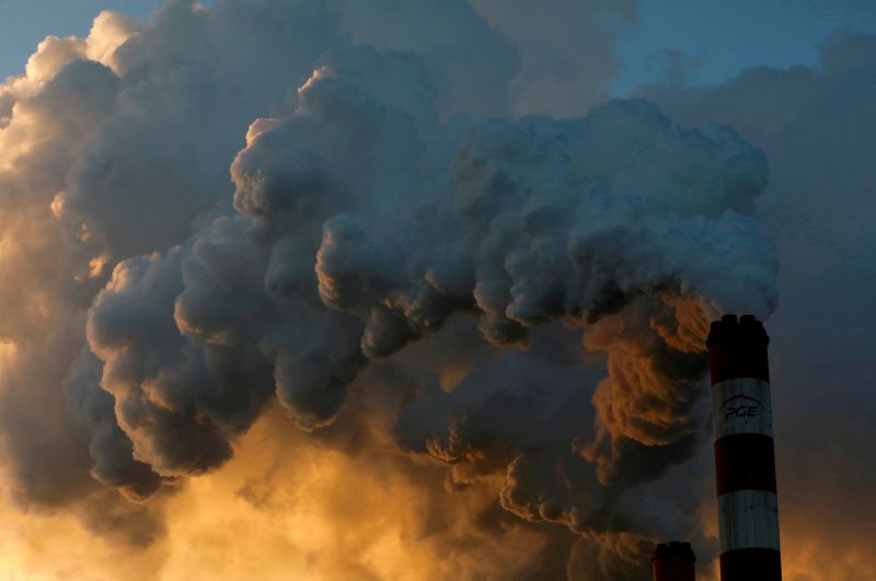 &copy; Reuters. FOTO DE ARCHIVO: El humo y el vapor salen de la central eléctrica de Belchatow, Polonia