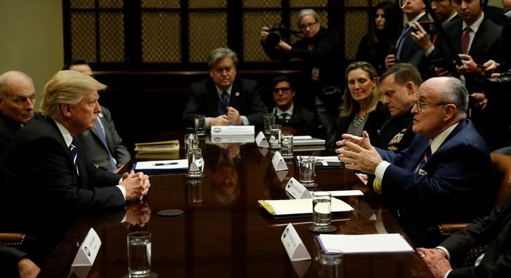 &copy; Reuters. Foto de archivo: El presidente estadounidense, Donald Trump, escucha al exalcalde de la Ciudad de Nueva York Rudy Giuliani durante una reunión con expertos en ciberseguridad en la sala Roosevelt de la Casa Blanca en Washington, Estados Unidos