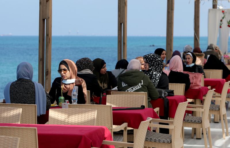 &copy; Reuters. رئيس مجلس القضاء الشرعي في غزة: إعادة النظر في منع سفر النساء دون موافقة ولي الأمر