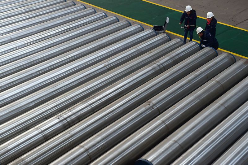 &copy; Reuters. Workers check on seamless steel pipes at a factory of a steel products manufacturer in Cangzhou, Hebei