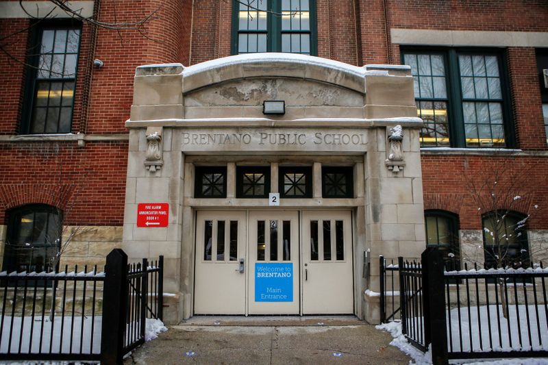 &copy; Reuters. FILE PHOTO: Chicago teachers work remotely due to COVID-19 concerns