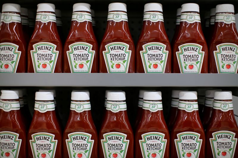 &copy; Reuters. Foto de archivo de frascos de ketchup de Heinz en un supermercado en Compton, California