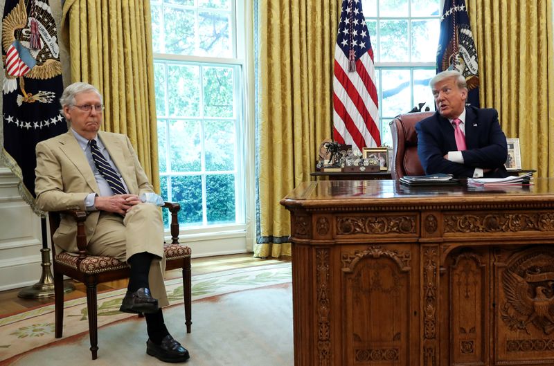 &copy; Reuters. FOTO DE ARCHIVO-El presidente de Estados Unidos, Donald Trump, habla sobre la legislación de ayuda por el coronavirus, mientras el líder de la mayoría del Senado de Estados Unidos, Mitch McConnell, escucha en la Oficina Oval en la Casa Blanca en Washin