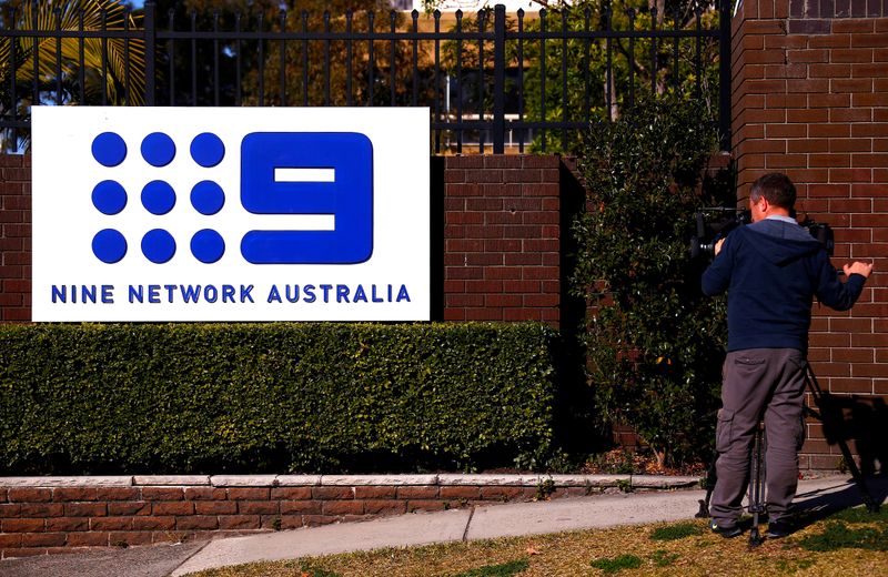 © Reuters. FILE PHOTO: A television cameraman films the logo of Nine Entertainment Co Holdings Ltd on display outside its Sydney headquarters