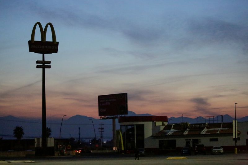 &copy; Reuters. Un restaurante McDonald&apos;s es visto sin luz durante un apagón en Ciudad Juárez