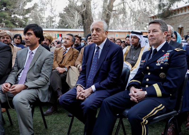 © Reuters. FILE PHOTO: U.S. envoy for peace in Afghanistan Zalmay Khalilzad and U.S. Army General Scott Miller attend Afghanistan's President Ashraf Ghani's inauguration as president, in Kabul