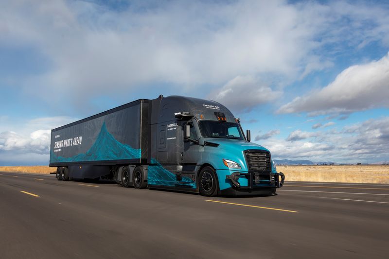 © Reuters. Self-driving truck operated by Daimler unit Torc Robotics undergoes testing on U.S. highway