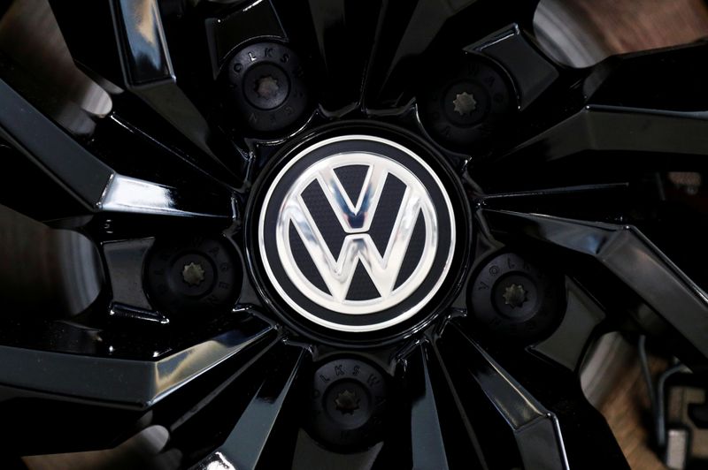 &copy; Reuters. Il logo della casa automobilistica tedesca Volkswagen presso uno showroom di un rivenditore di auto Volkswagen a Bruxelles
