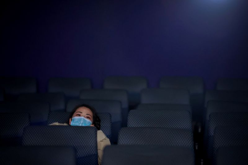 © Reuters. Una mujer ve el documental chino 