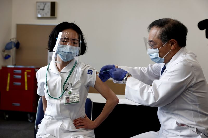 &copy; Reuters. Una médica recibe una dosis de la vacuna contra COVID-19 mientras el país lanza su campaña de inoculación, en Tokio, Japón