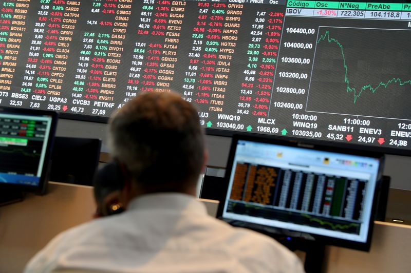 &copy; Reuters. An electronic board showing the graph of the recent fluctuations of market indices is seen as a man works on the floor of Brazil&apos;s B3 Stock Exchange in Sao Paulo