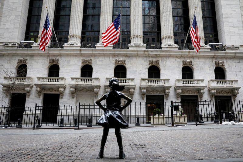 © Reuters. FILE PHOTO: The Fearless Girl statue is seen outside the NYSE is seen in New York