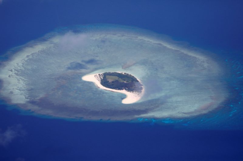 © Reuters. FOTO DE ARCHIVO. Vista aérea de la isla deshabitada de Spratlys en el disputado Mar de China Meridional