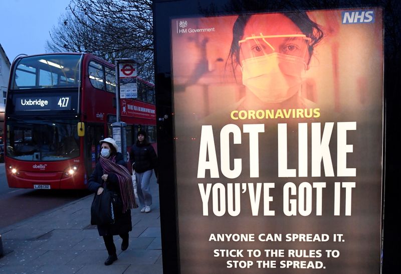&copy; Reuters. Informação de saúde pública sobre a Covid-19 em ponto de ônibus em Londres