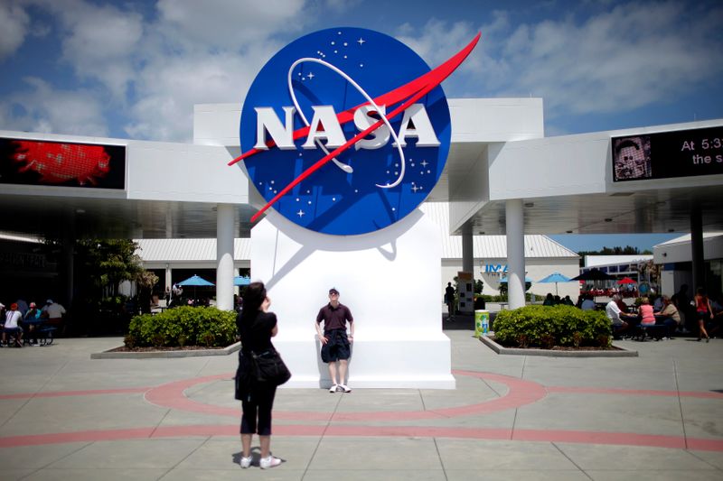 &copy; Reuters. FOTO DE ARCHIVO: El complejo de visitantes del Centro Espacial Kennedy en Cabo Cañaveral, Florida
