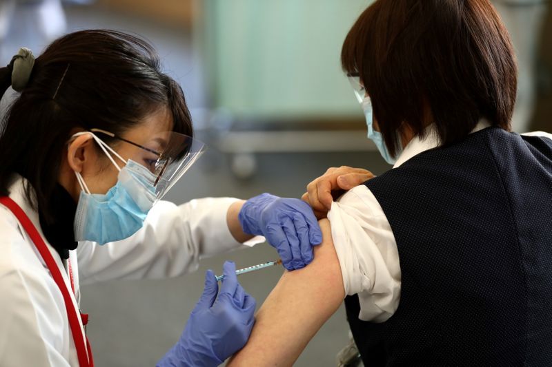 &copy; Reuters. Profissional de saúde recebe dose da vacina contra Covid-19 em Tóquio