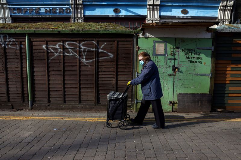 &copy; Reuters. Mulher caminha em frente a mercado de rua fechado de Londres, em meio ao terceiro lockdown nacional do Reino Unido
