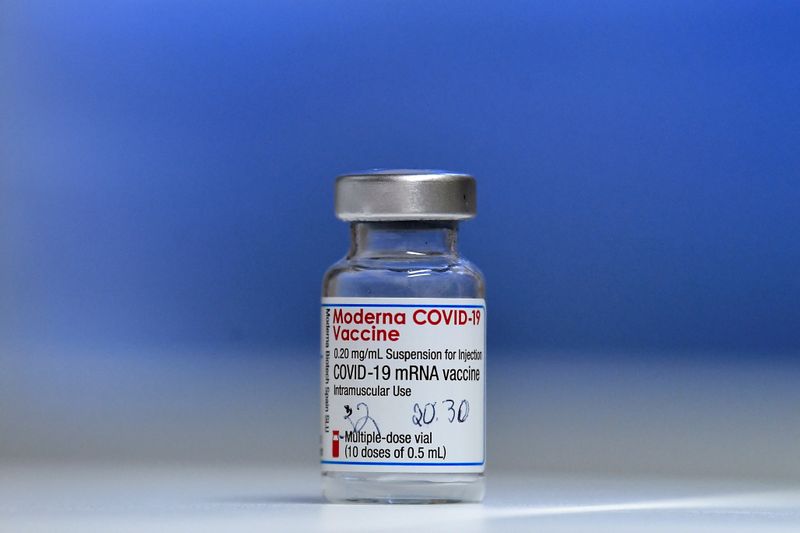 &copy; Reuters. Fialetta del vaccino Moderna presso il St. Mary&apos;s Hospital nel Phoenix Park di Dublino, Irlanda