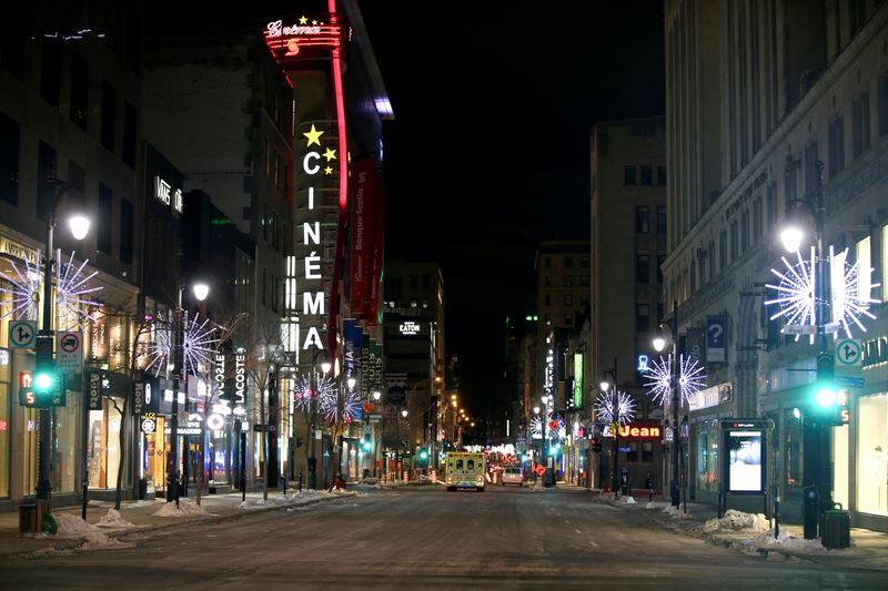 © Reuters. FILE PHOTO: St. Catherine Street is seen on the first night curfew imposed by the Quebec government