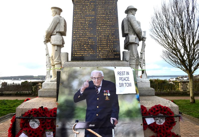 &copy; Reuters. Foto do capitão Tom Moore em memorial de guerra no País de Gales