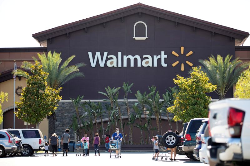 &copy; Reuters. FILE PHOTO: Shoppers at Walmart Superstore amid outbreak of the coronavirus disease (COVID-19) in Rosemead