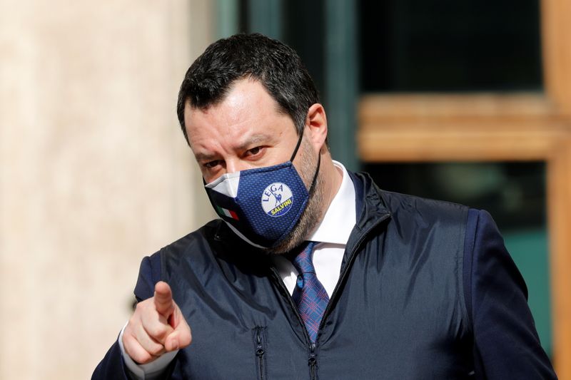 &copy; Reuters. Il leader della Lega Matteo Salvini indossa una mascherina con il logo della Lega