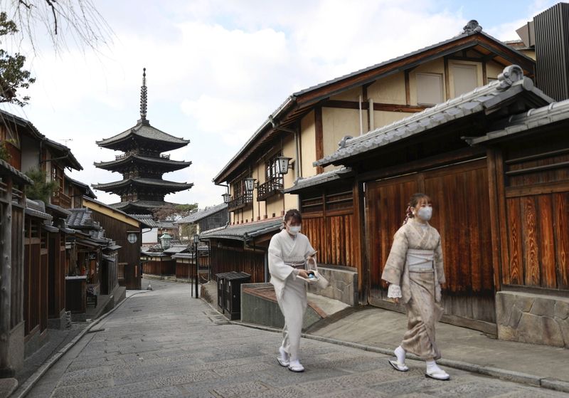 &copy; Reuters. FOTO DE ARCHIVO: Dos mujeres caminan por una calle vacía de Kioto