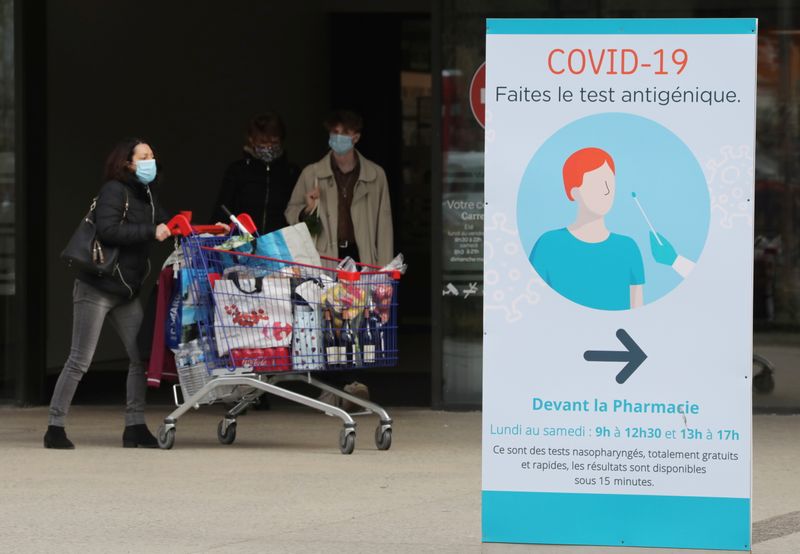 &copy; Reuters. A COVID-19 tests sign is seen near a Carrefour Hypermarket store in Nice