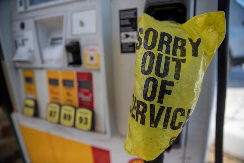 © Reuters. Posto de combustíveis fechado por falta de energia elétrica em Pflugerville, Texas (EUA)