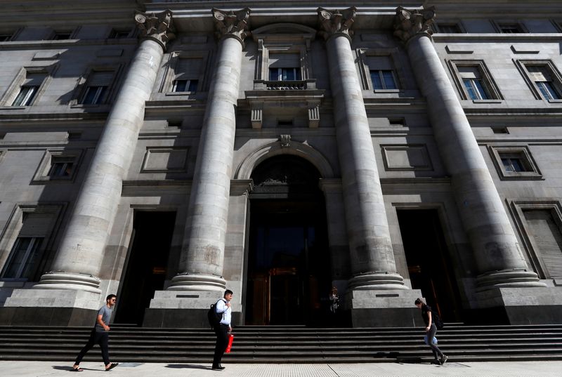 &copy; Reuters. Pedestres caminham em frente ao banco central da Argentina, em Buenos Aires