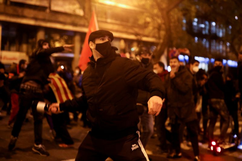 &copy; Reuters. FOTO DE ARCHIVO: Protesta contra el encarcelamiento del rapero español Pablo Hasel en Barcelona