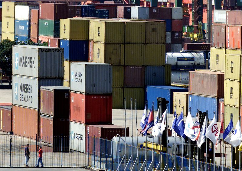 &copy; Reuters. Contêineres de transporte não supervisionados ficam empilhados em um píer, aguardando o embarque no exterior no porto do Rio de Janeiro. 14/08/2003. REUTERS/Bruno Domingos.