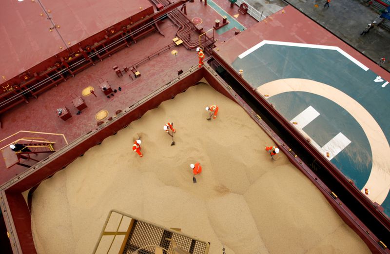 © Reuters. Navio carregado com soja no porto de Santos (SP)