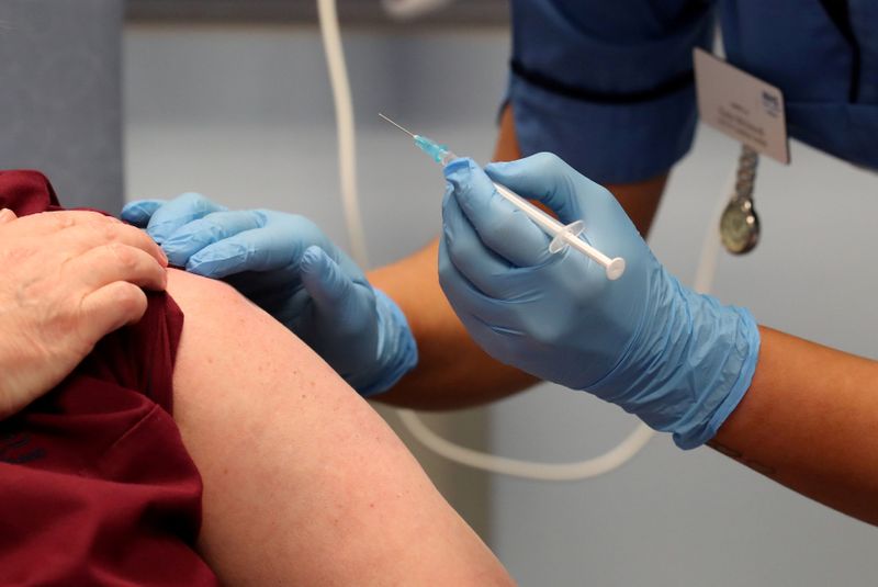 &copy; Reuters. Enfermeira aplica dose de vacina da Covid-19 em hospital do Reino Unido