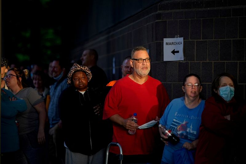 &copy; Reuters. FILE PHOTO: People line up outside Kentucky Career Center in Frankfort