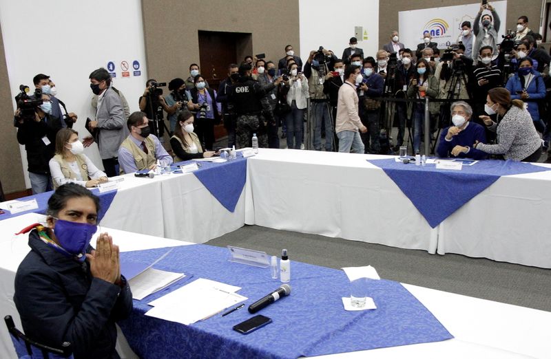 &copy; Reuters. FOTO DE ARCHIVO-Los candidatos a la presidencia de Ecuador Yaku Pérez (izquierda) y Guillermo Lasso asisten a una reunión en el Consejo Nacional Electoral (CNE) en Quito, Ecuador.
