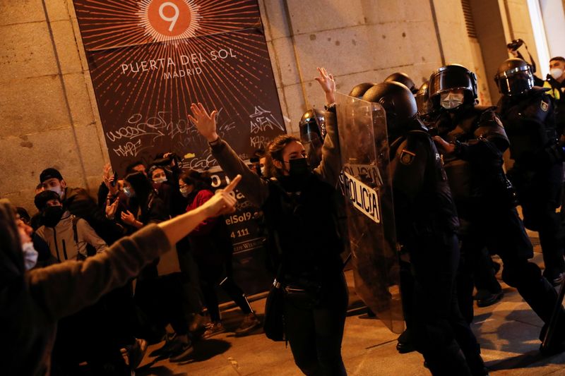 © Reuters. Protestos em Madri, na Espanha, contra a prisão do rapper Pablo Hasel