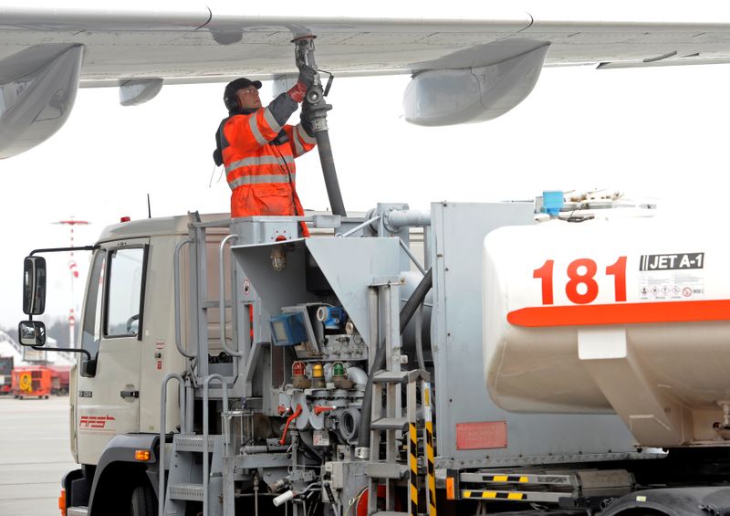 &copy; Reuters. FILE PHOTO: A worker fills an Airbus jet with aviation fuel at Fuhlsbuettel airport in Hamburg